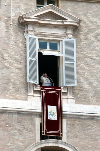 papież franciszek w oknie pałacu apostolskiego